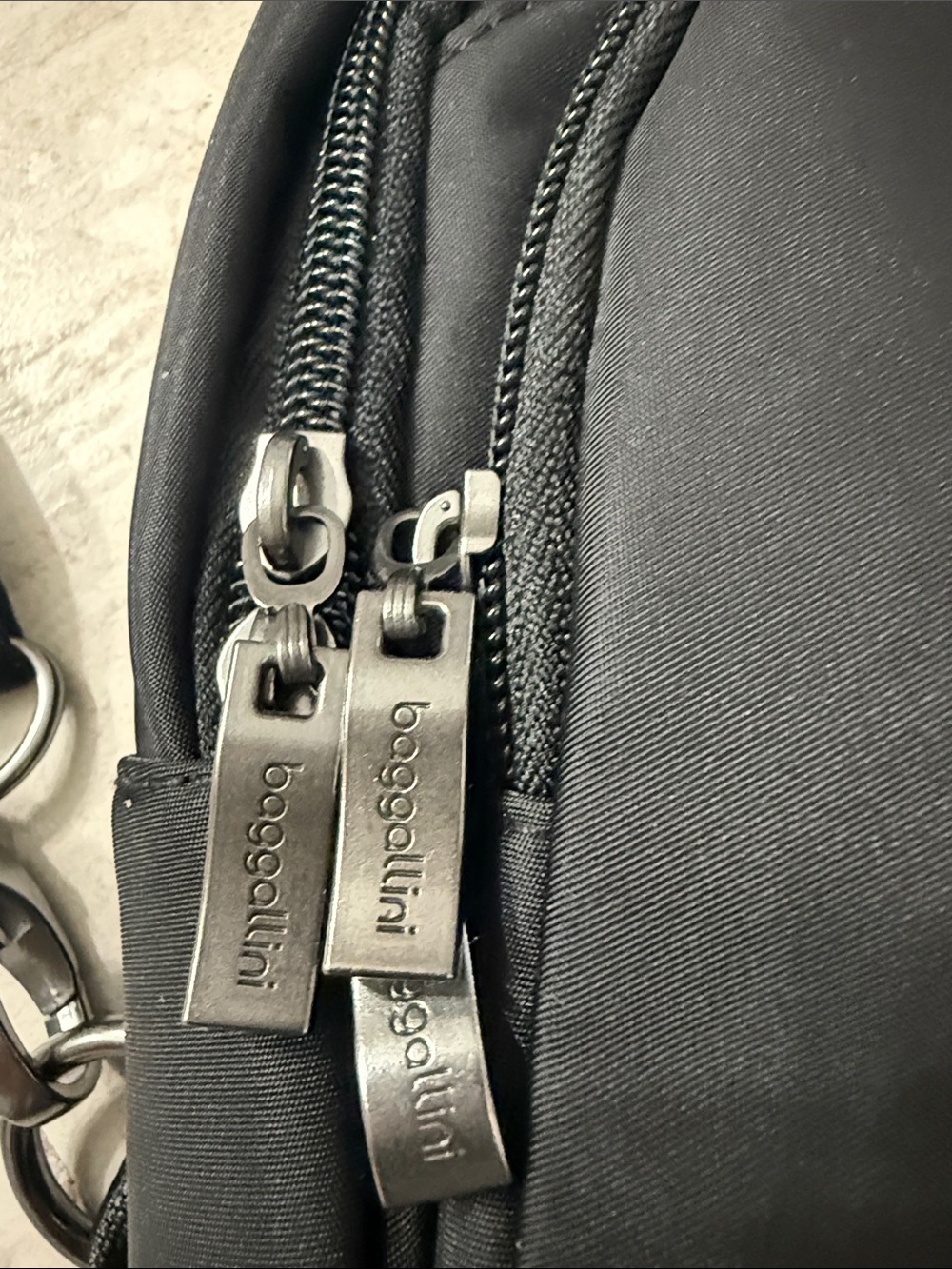Baggallini unisex Sling Crossbody Belt Bag
Black ..Central Park sling .. nwt - Picture 3 of 6
